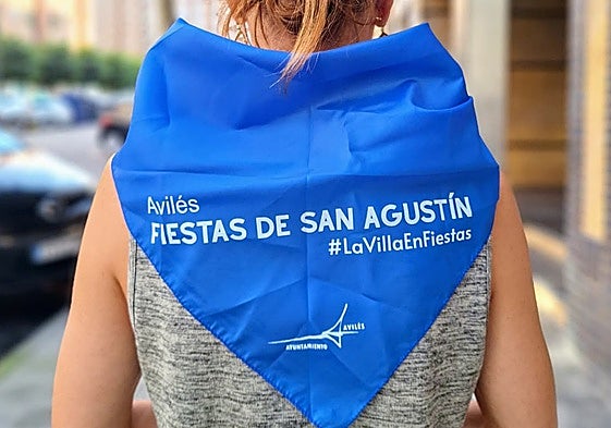 El pañuelo es de color azul con el eslogan de San Agustín: 'La Villa en Fiestas'.