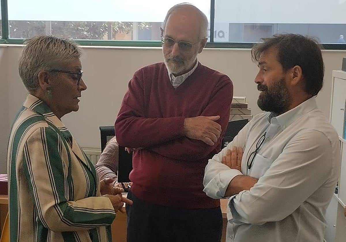 La consejera de Salud, Concepción Saavedra; el presidente de la Asociación Gijonesa de Caridad, Ignacio Blanco, y Rafael Piñera, su director, este mediodía, en la sede de la Cocina Económica de Gijón.
