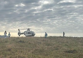 El helicóptero de la Guardia Civil, en el paseo de San Pedro, antes de acceder a las rocas donde se encontraba el muerto.