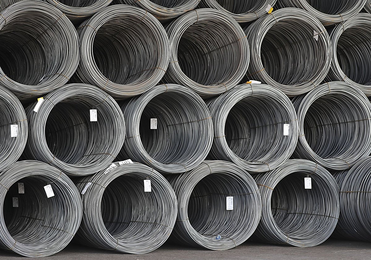 Bobinas de acero almacenadas para su expedición en El Musel.