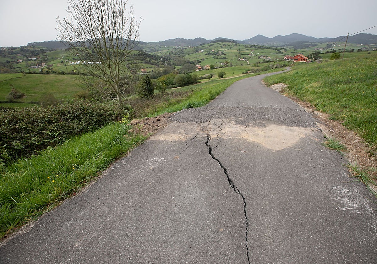 Una de las carreteras de acceso al pueblo de Campañones, en Corvera.