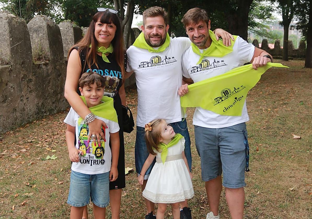 María Sánchez, con miembros de la comisión de festejos de Contrueces, que portan pañuelos alusivos junto a dos pequeños.