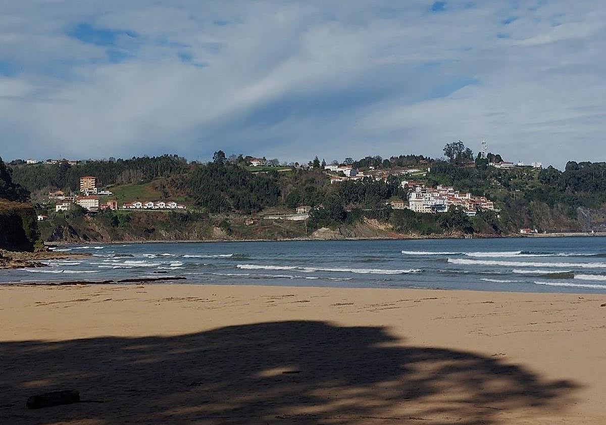 Imagen principal - Playa de la Griega, arenal ideal para un chapuzón o un descanso en la toalla; bosque de eucaliptos entre la Isla y la Griega/ Iglesia de San Xuan de Duz. 
