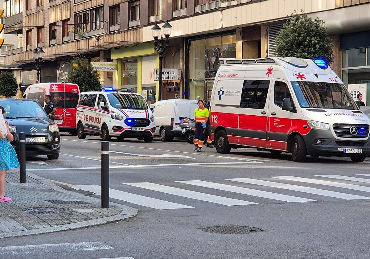 Un motorista resultó herido en la calle Ramón y Cajal, en Gijón.