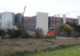 Edificio de la ampliación de Cabueñes, cuyas obras se paralizaron en enero de este año.