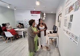 Las ediles Teresa Iglesias y Marta Jiménez, en la oficina de información del Plan General de Ordenación.