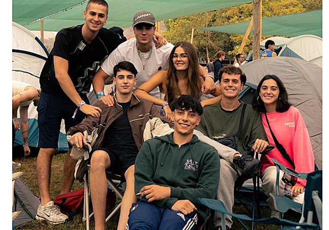 Ambiente de fiesta en la zona de acampada.