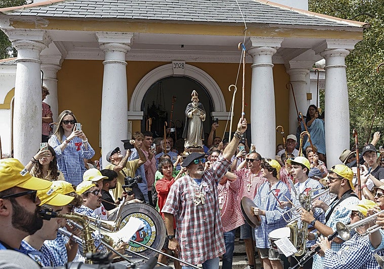 El santu a la salida de su capilla.