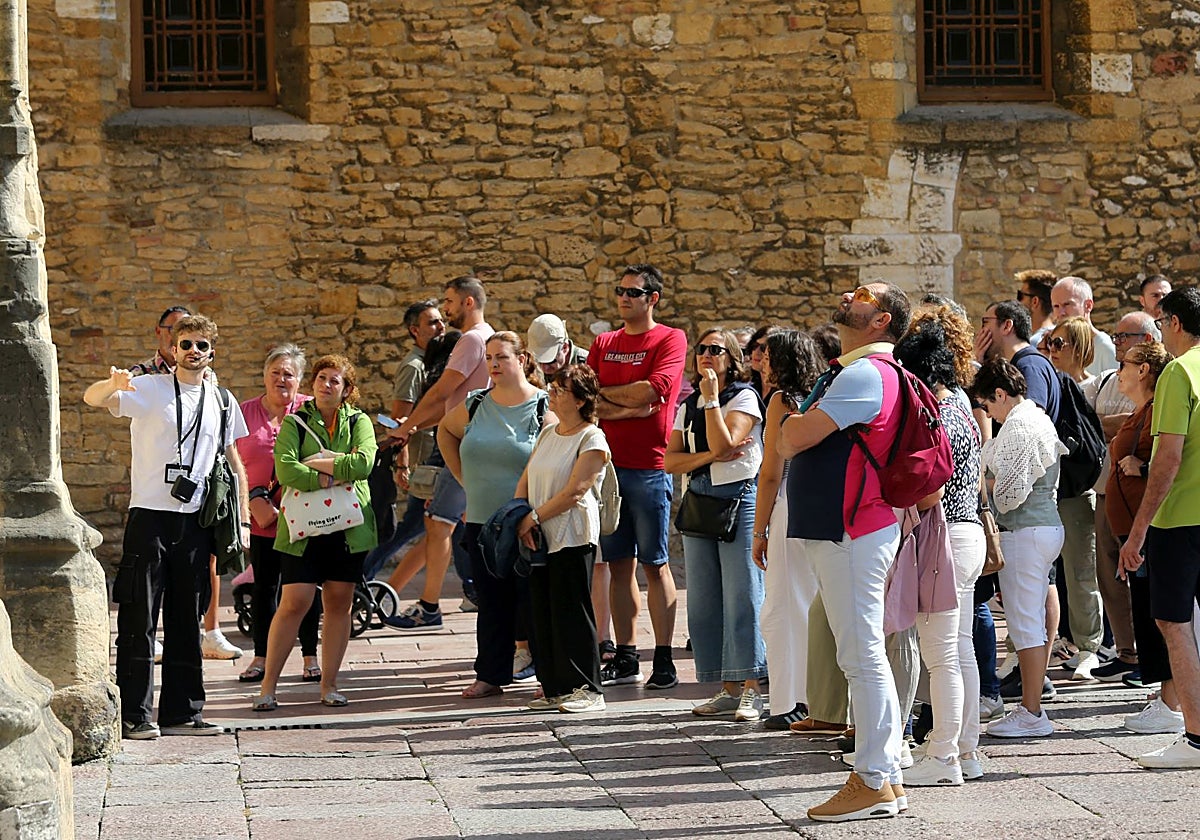 Un grupo de turistas, durante un tour por el Oviedo Antiguo.