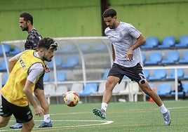 Yasser ejecuta un pase con el exterior en el entrenamiento.