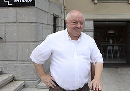 El economista Ángel de la Fuente, en el exterior de la sede de EL COMERCIO.