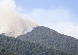 Un avión sobrevuela una zona ardiendo en Degaña.