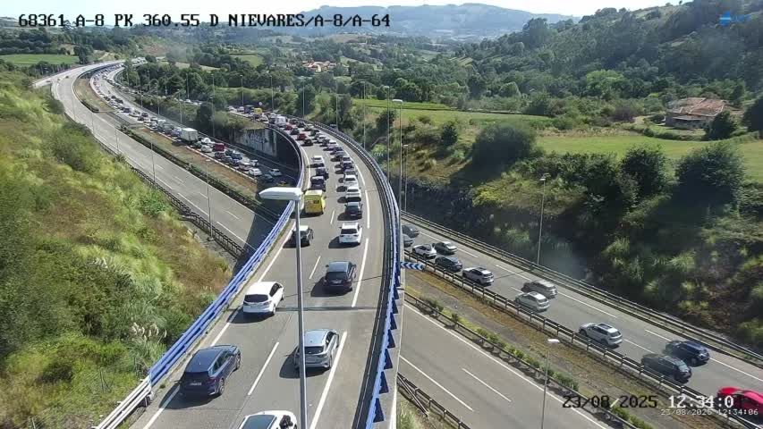 Atascos en la A-8 y en la A-64 a la altura de Nievares.