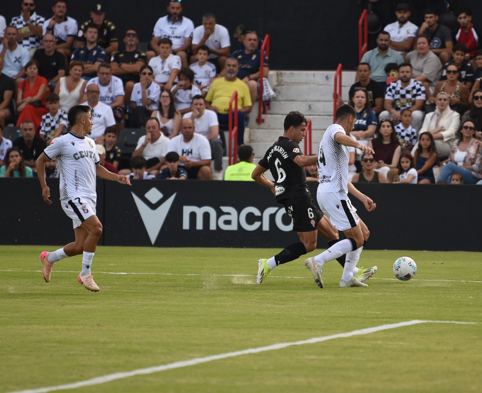 Fotos: Las mejores jugadas del A. D. Ceuta - Sporting de Gijón, en imágenes