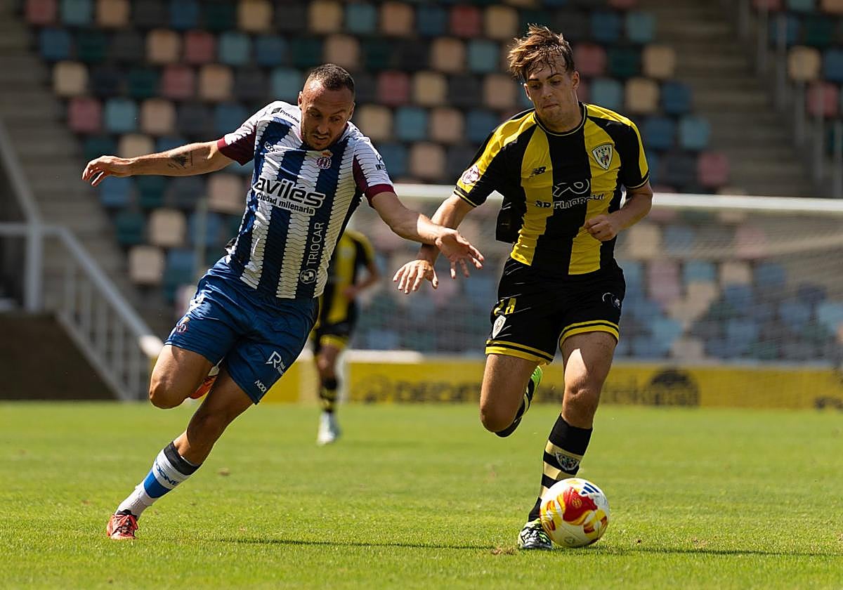 Santamaría pugna por el balón con un jugador del Barakaldo.