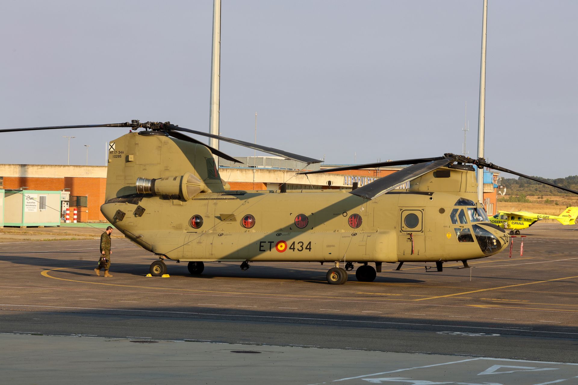 El viento reaviva las llamas en Degaña