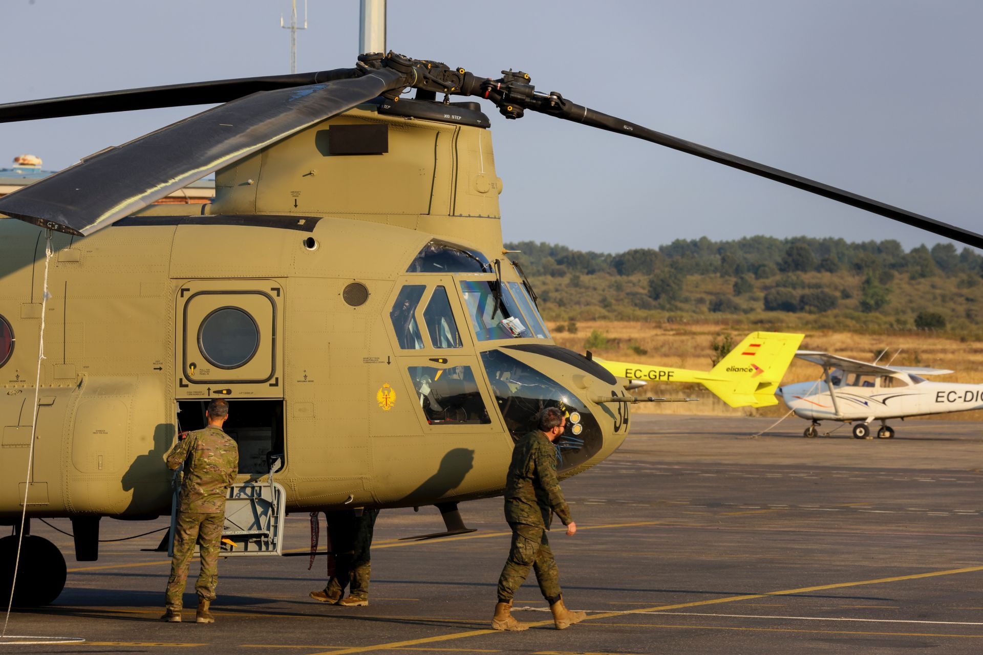 El viento reaviva las llamas en Degaña