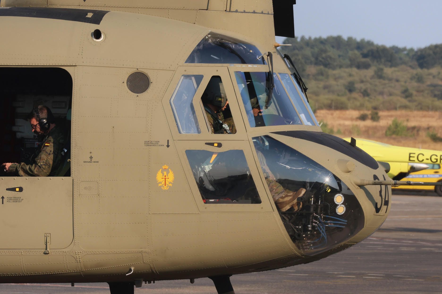 El viento reaviva las llamas en Degaña