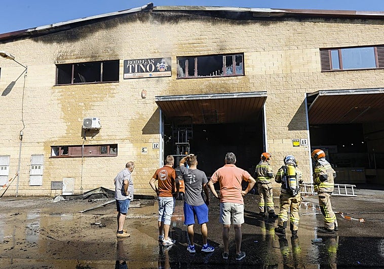 Nave de Bodegas Tino, en el polígono industrial de Roces, de Gijón, donde se declaró el incendio.