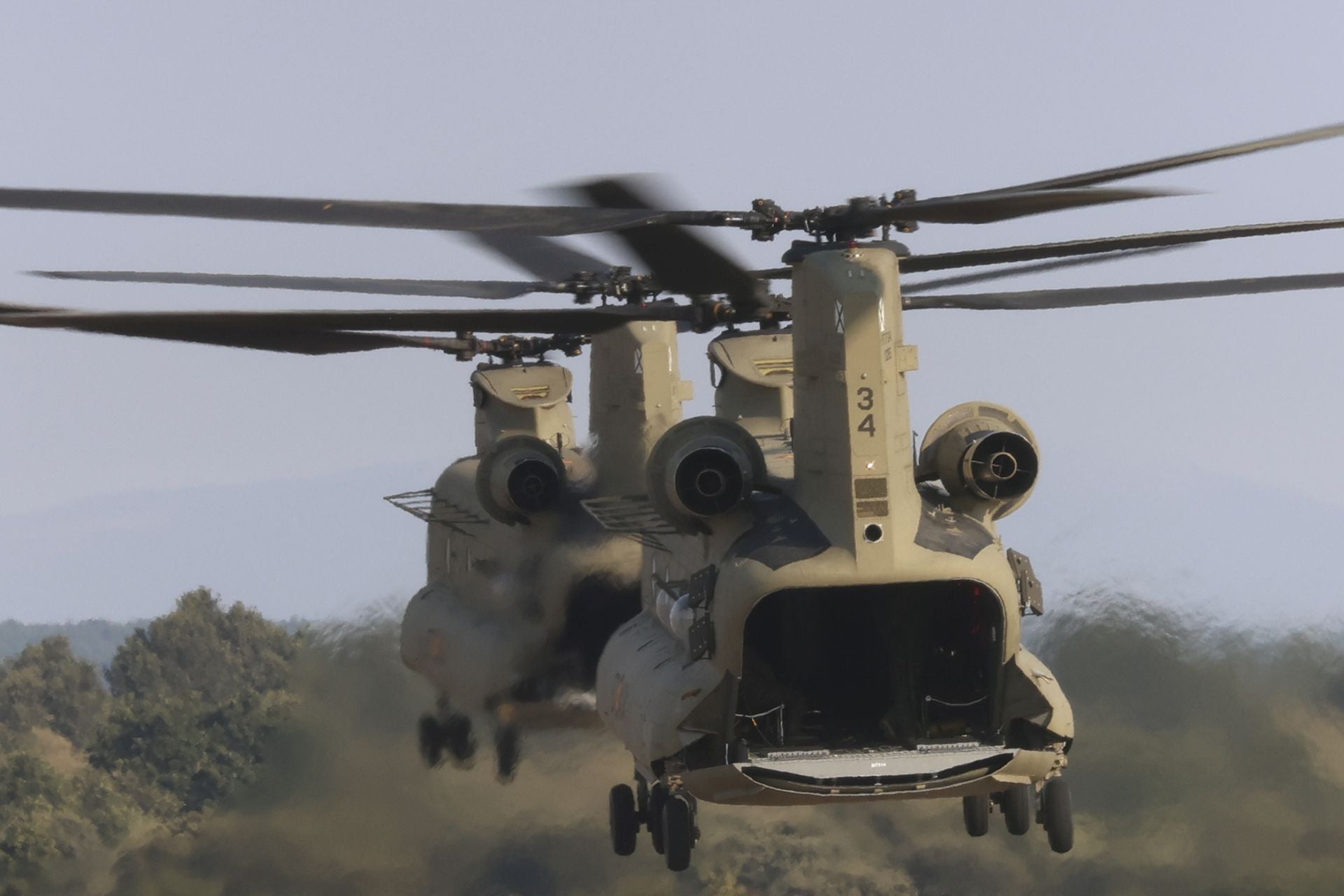 El viento reaviva las llamas en Degaña