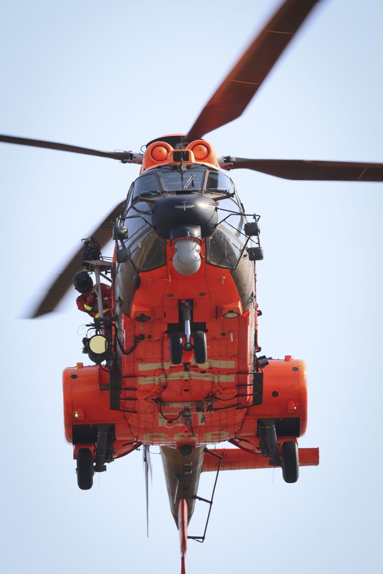 El viento reaviva las llamas en Degaña