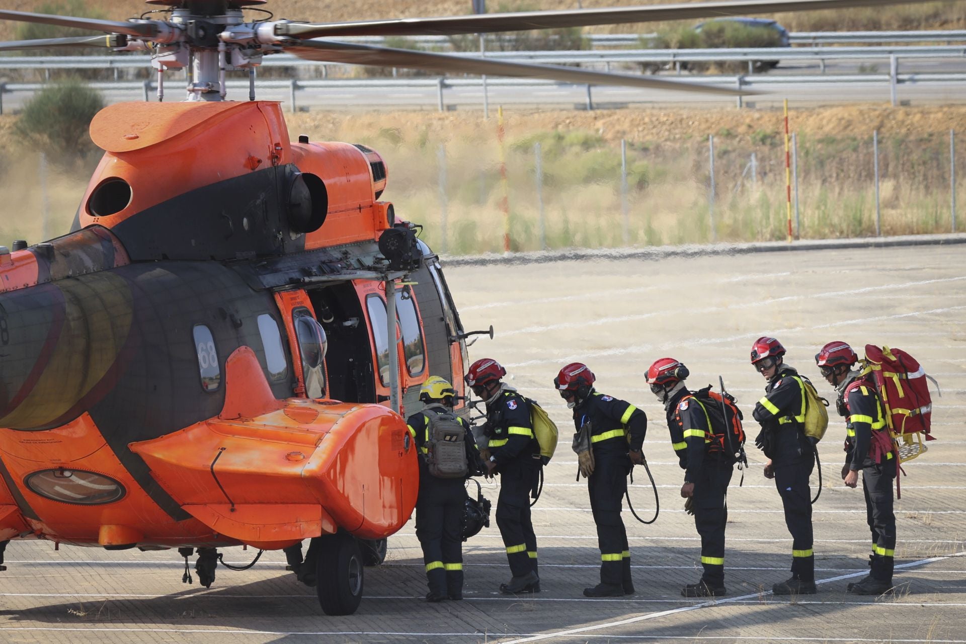 El viento reaviva las llamas en Degaña
