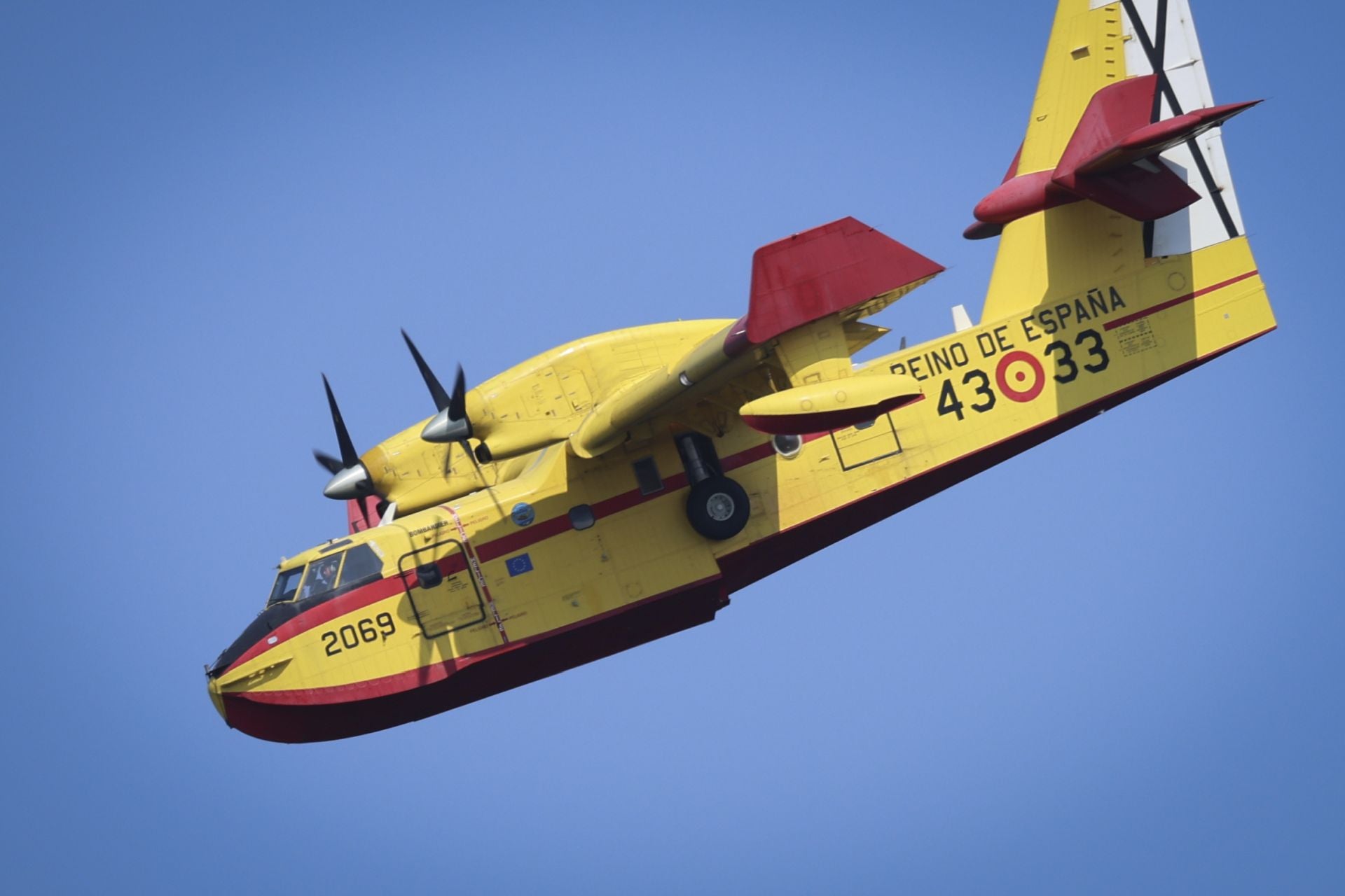 El viento reaviva las llamas en Degaña