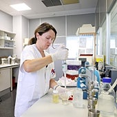 Imagen - En la temporada de baños, se pueden llegar a analizar más de 400 muestras de mar Cantábrico en busca de E. coli y Enterococos, bacterias indicativas de contaminación fecal