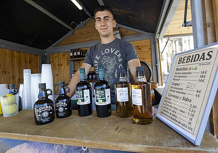 Sergio Martínez, al frente de la caseta de Llagar Bernueces.