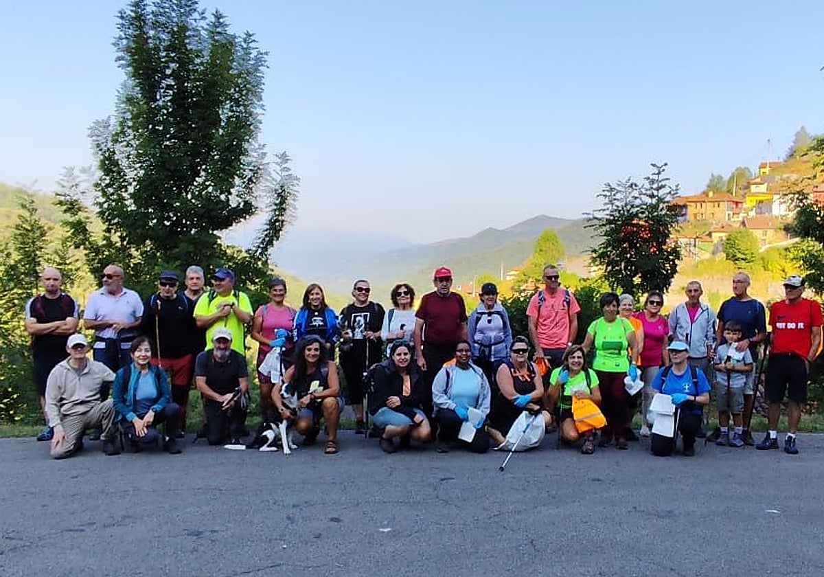 Los participantes en la jornada de limpieza de la senda verde de Turón.