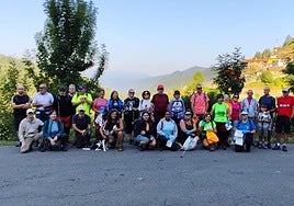 Los participantes en la jornada de limpieza de la senda verde de Turón.