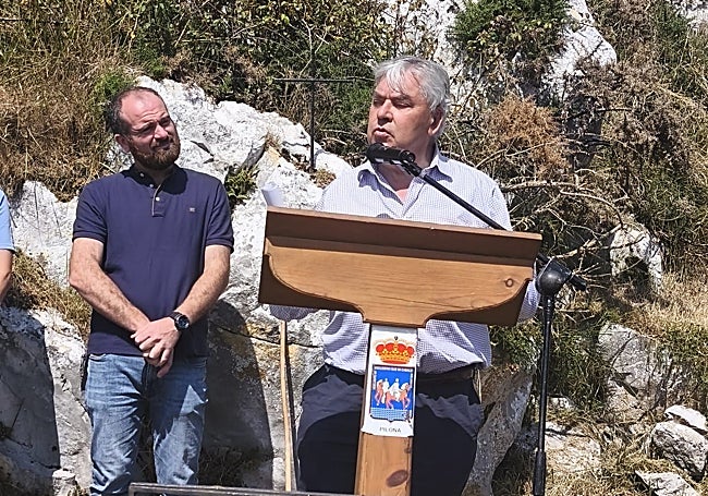 Rafael Lobeto Lobo, durante su pregóhn, ante la mirada del alcalde de Piloña, Iván Allende.