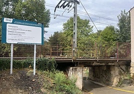 Obras de ampliación de un saneamiento en Pola de Siero, junto al cauce del río Nora y las vías de Feve.