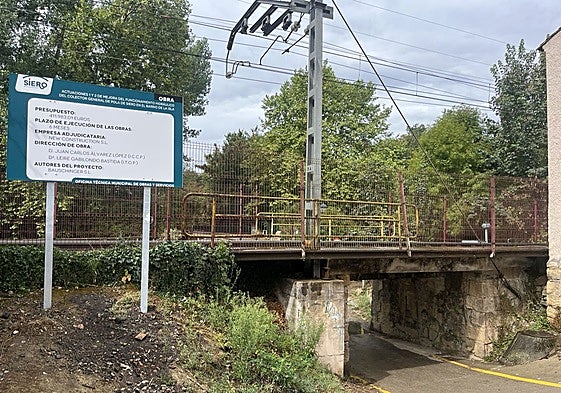 Obras de ampliación de un saneamiento en Pola de Siero, junto al cauce del río Nora y las vías de Feve.