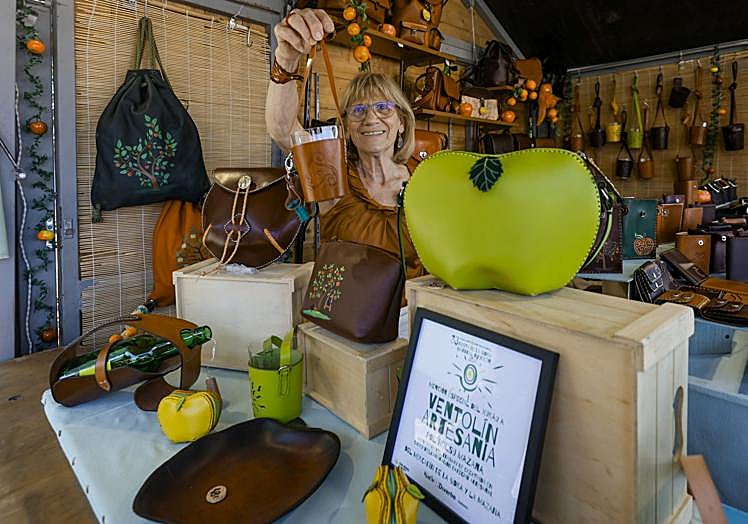 Carmen Paraja da forma al cuero en Ventolín Artesanía.