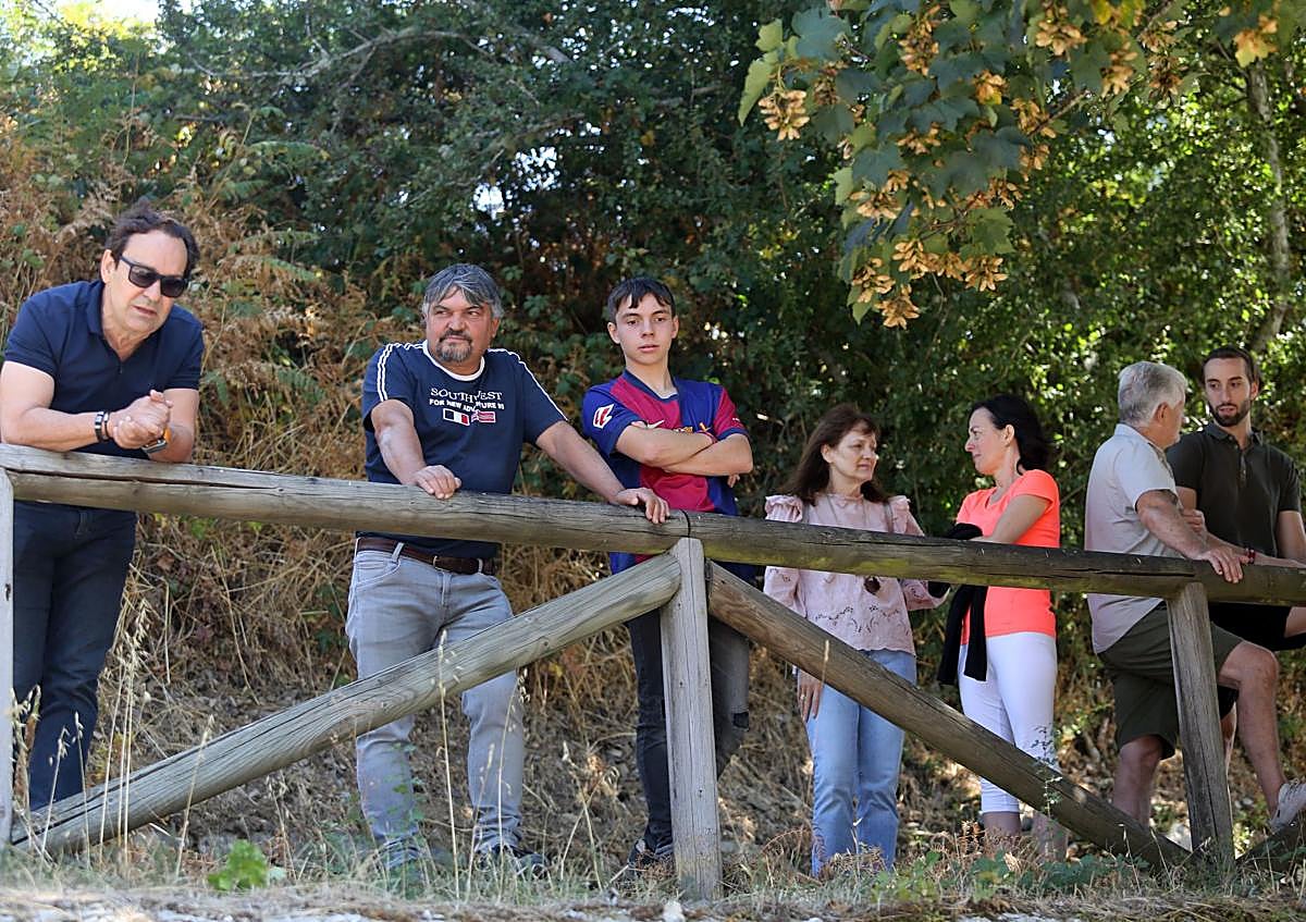 Imagen secundaria 1 - El acceso de los vecinos estuvo restringido durante la visita institucional. Pedro Sánchez únicamente recibió a Mónica Barrero, la hermana de Sheila Barredo, la joven de Degaña asesinada hace más de 20 años cuyo caso se ha prescrito. 