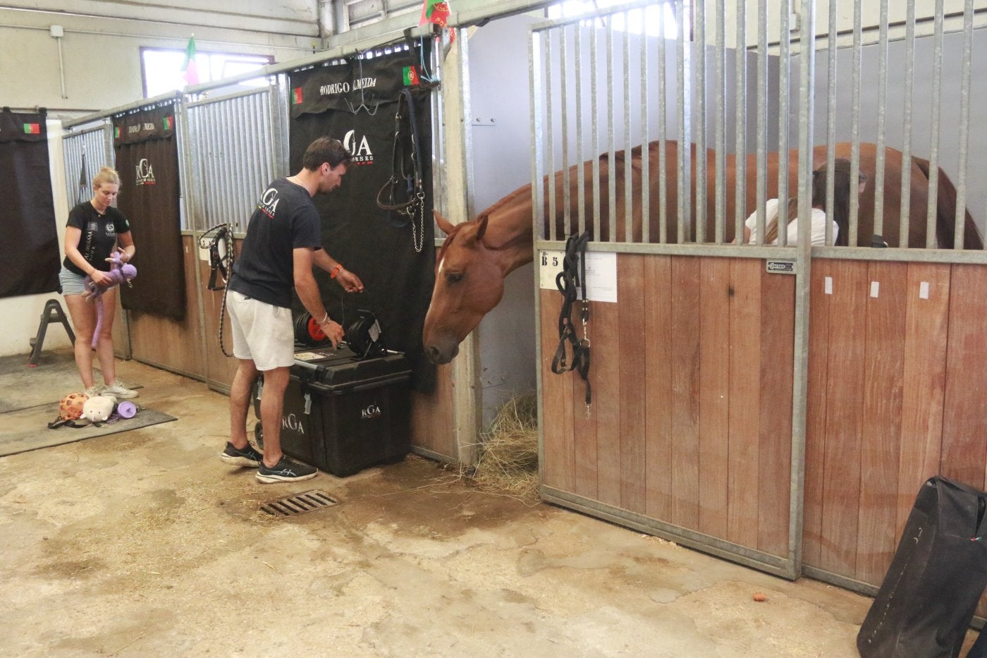 Rodrigo Almeida prepara parte de su espacio de cuadra junto a su equipo.