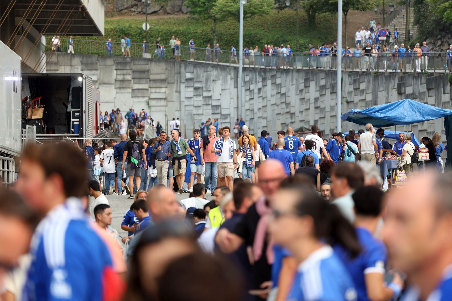 El Real Madrid llega a Oviedo arropado por numerosos fans: las fotos del momento