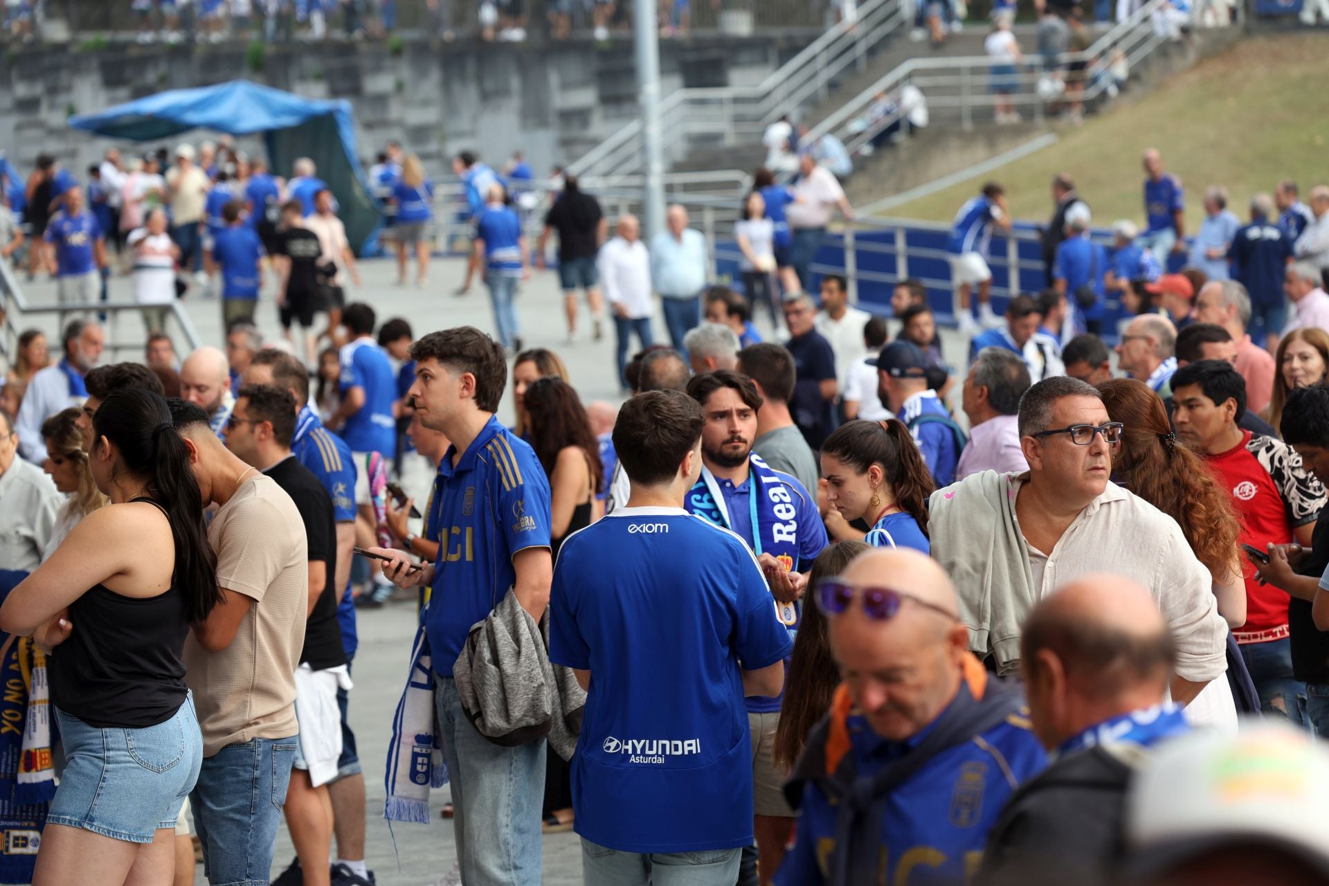 El Real Madrid llega a Oviedo arropado por numerosos fans: las fotos del momento