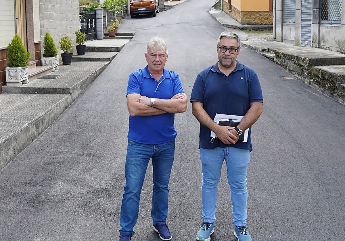 Los ediles Raimundo Díaz y Pergentino Martínez, en Los Pozos.