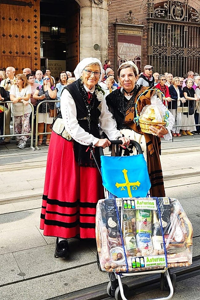 Elena Hidalgo y Marián Fernández, haciendo patria con productos asturianos en el día de la Ofrenda de Frutos.