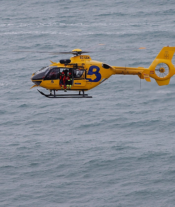 Imagen secundaria 2 - En la foto superior el helicóptero de los Mossos d'Esquadra. En la segunda, el 'cuco' de la Guardia Civil. En la última, el de Bomberos de Asturias