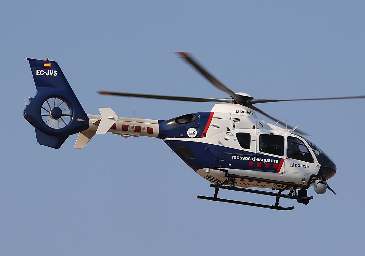 Imagen principal - En la foto superior el helicóptero de los Mossos d'Esquadra. En la segunda, el 'cuco' de la Guardia Civil. En la última, el de Bomberos de Asturias