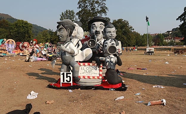 La carroza ganadora, entre la basura.