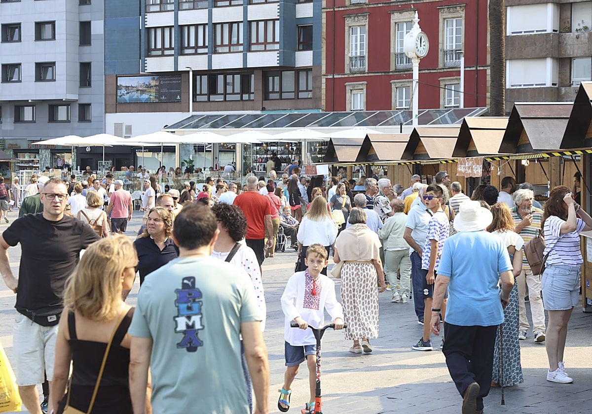 Numeroso público en el mercado de la sidra.