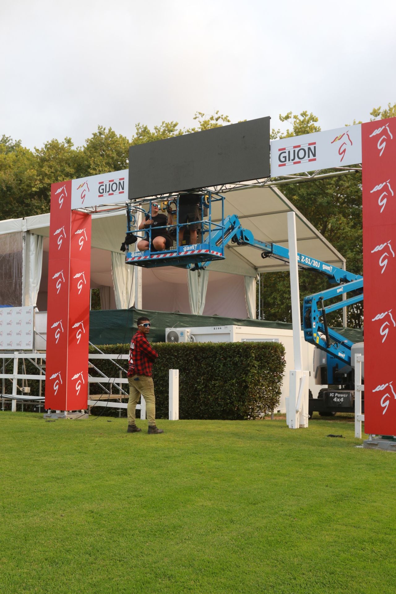 Las Mestas se pone a punto para que arranque su Concurso de Saltos Internacional