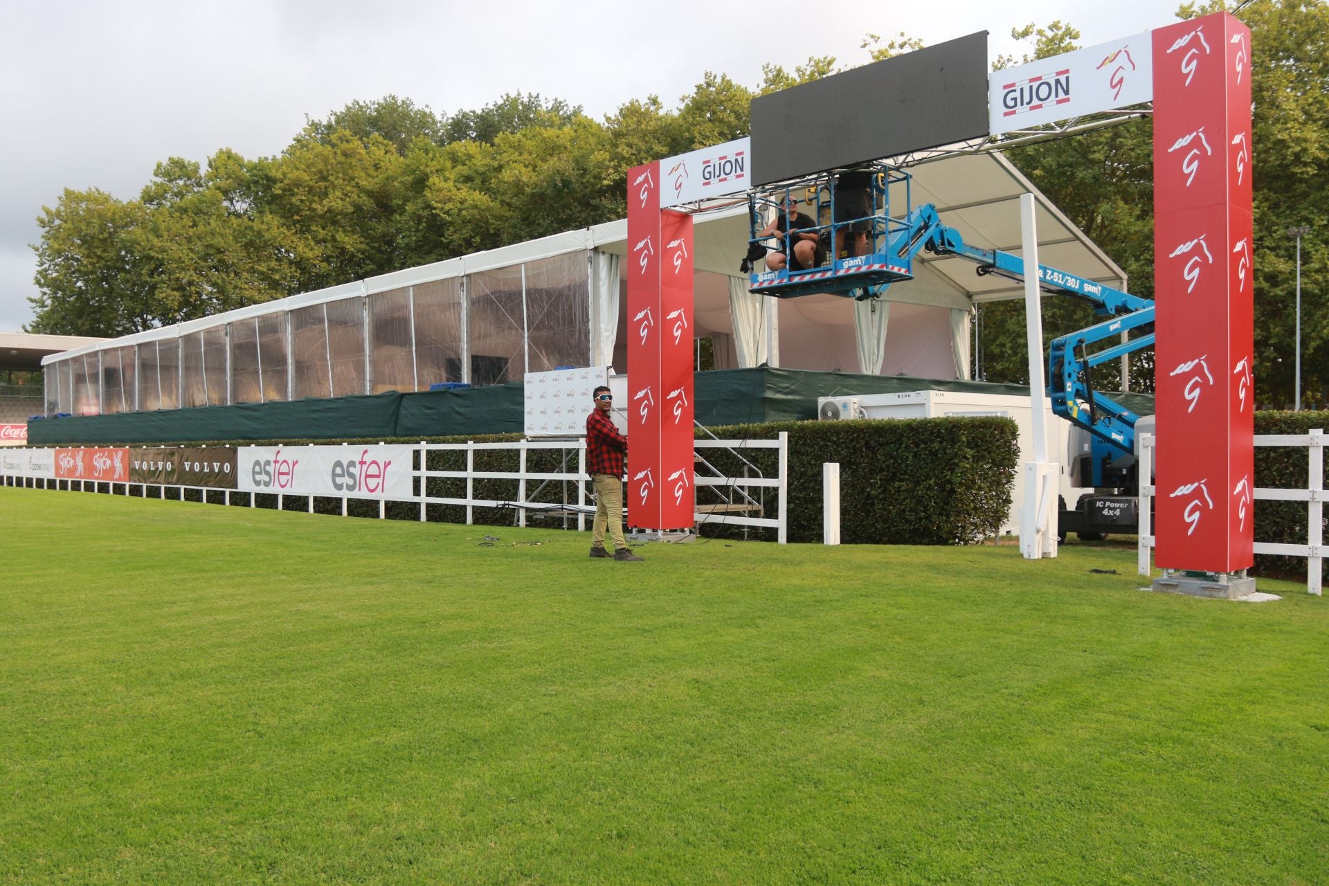 Las Mestas se pone a punto para que arranque su Concurso de Saltos Internacional