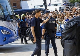 Xabi Alonso saluda a los aficionados.