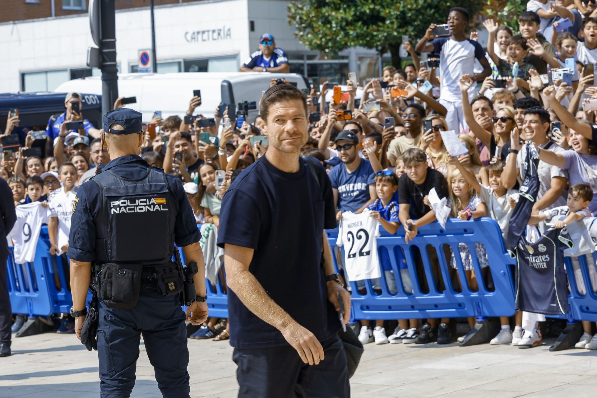 El Real Madrid llega a Oviedo arropado por numerosos fans: las fotos del momento