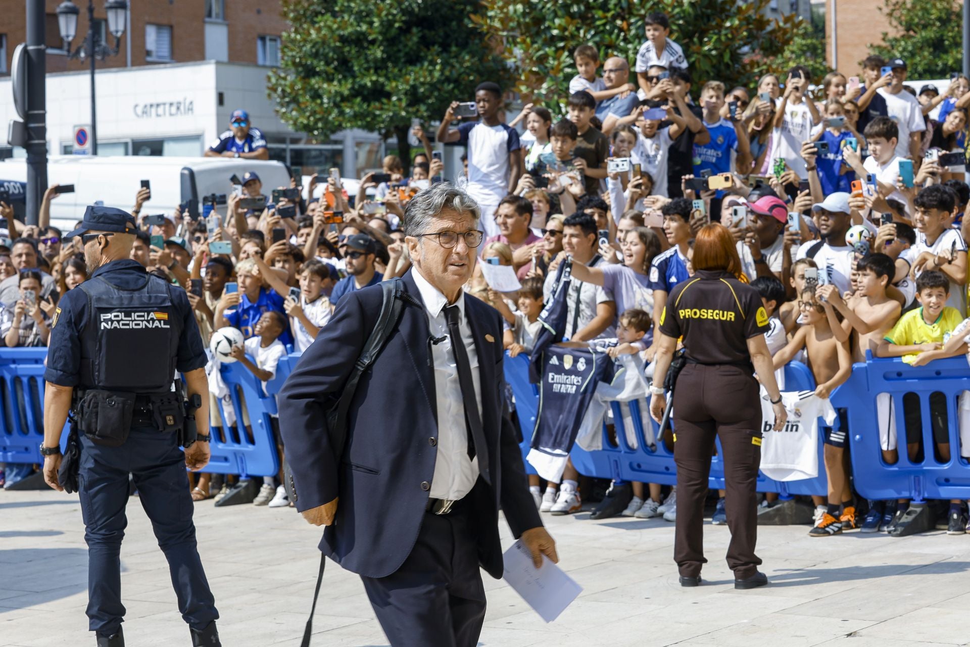 El Real Madrid llega a Oviedo arropado por numerosos fans: las fotos del momento